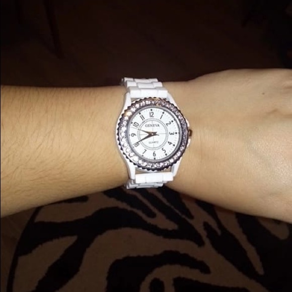 Silicone GENEVA Watch Women Rhinestone Watches - Picture 8 of 9